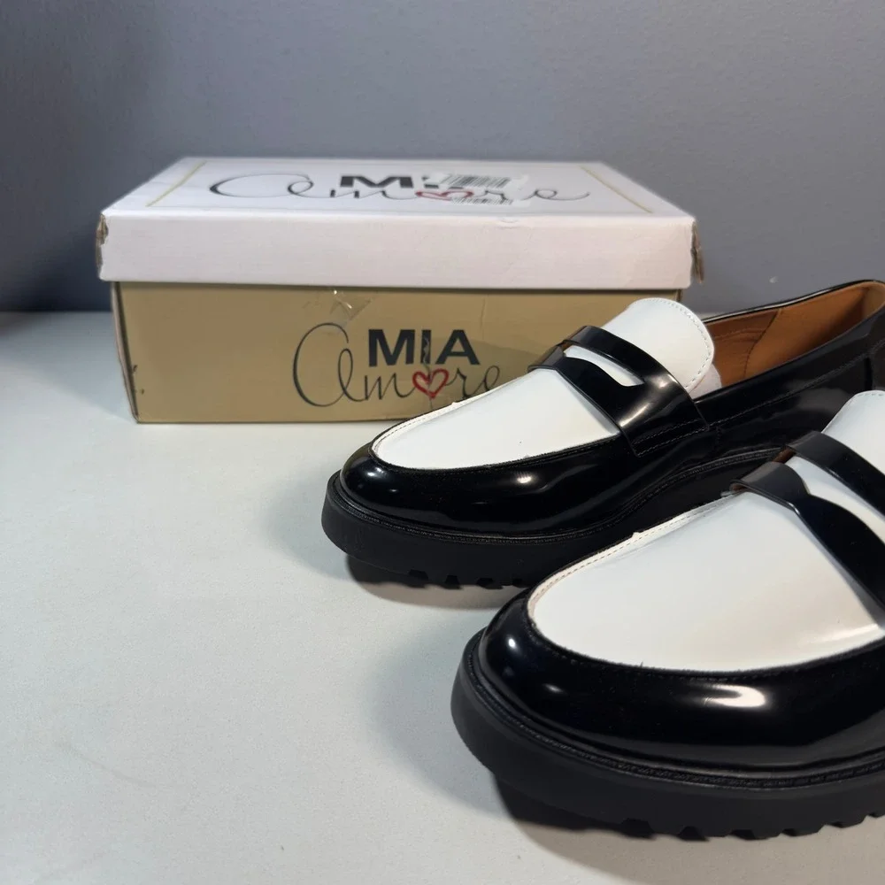 Mia Amore Hali Loafers Womens 10 Black White New Lug Sole Patent Penny Shoe